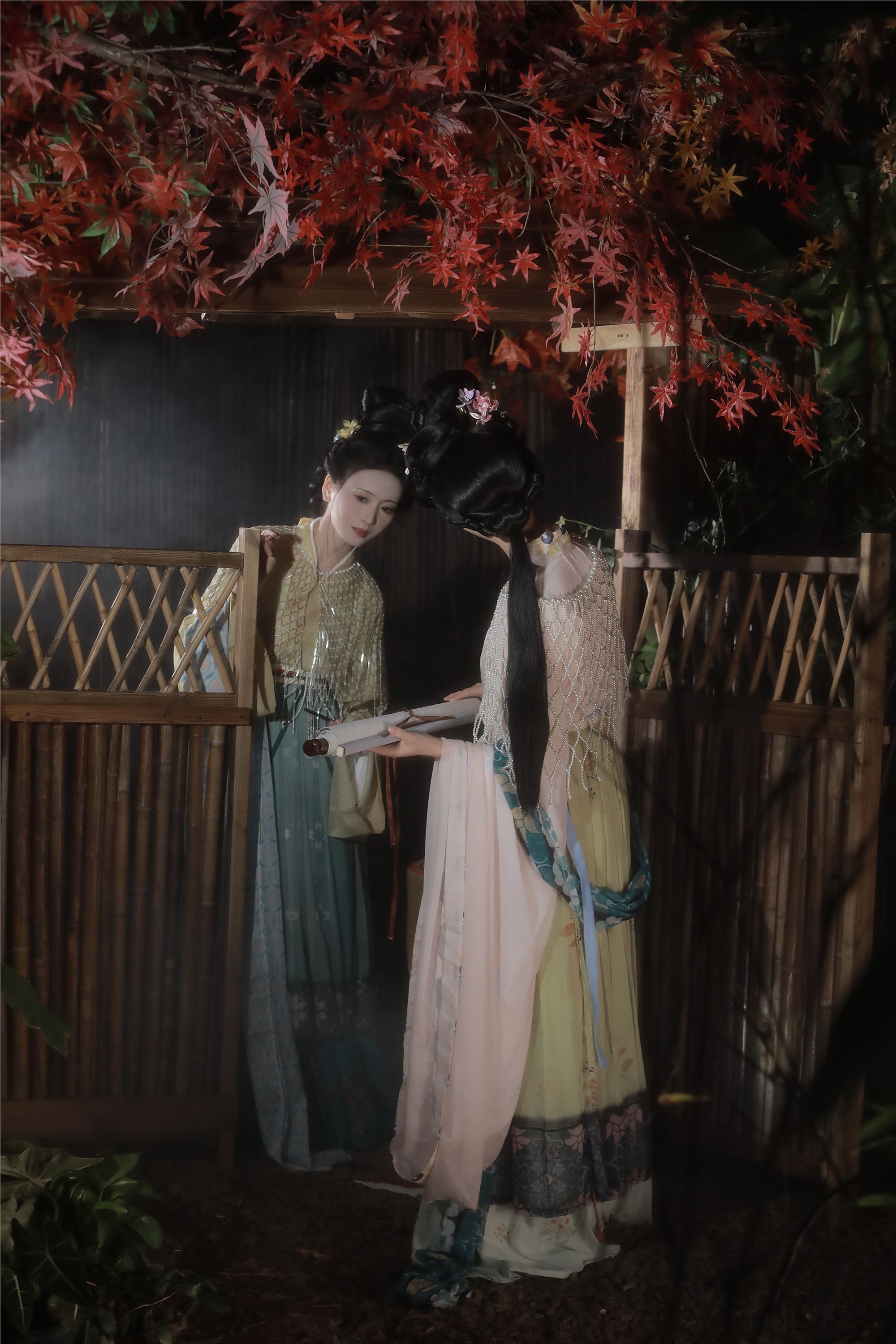 YITUYU艺图语 2025.02.06 眉目自成诗三百，鬓如春风裁 一固美撇捺